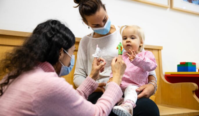 Die Organisation Care for Rare unterstützt Familien mit Kindern, die seltene Erkrankungen haben. (Bild: Care for Rare/Juzo)