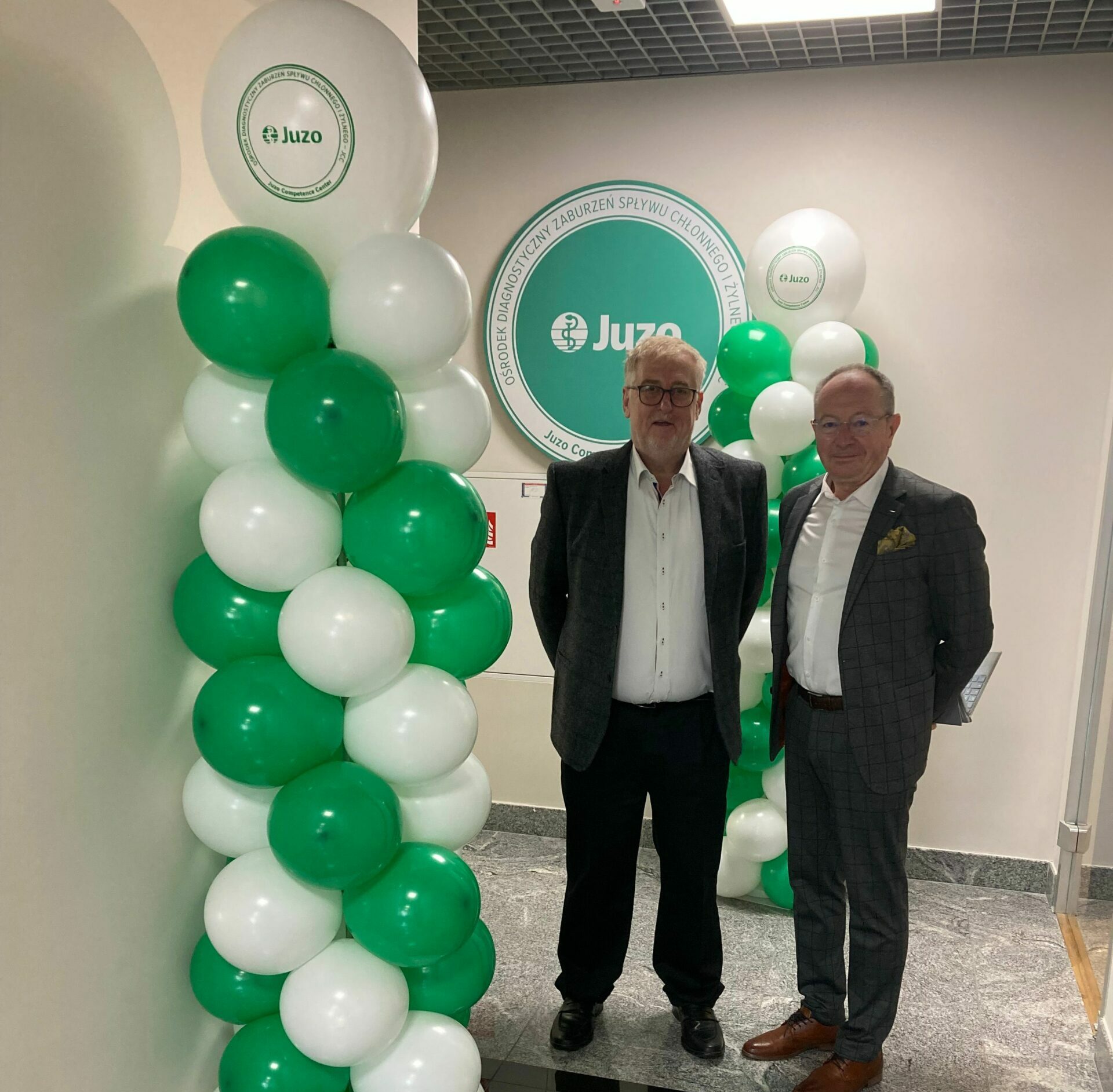 v.li.n.re Ulrich Reddig (Leitung Vertrieb Juzo International) und Sławomir Pyszniak (Leitung Juzo Competence Center Polen) bei der Eröffnung in Warschau (Foto: Juzo)