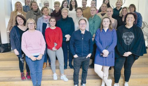 Patrick Buhl und einige der aktuell rund 40 Expertinnen für Lip- und Lymphödeme aus den Oped Sanitätshäusern. (Foto: Oped)