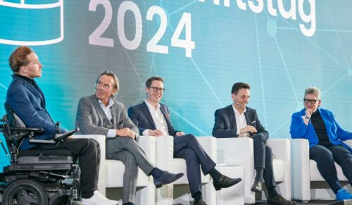 Diskutierten über die Transformation der Gesundheitsberufe (v.l.): Samuel Koch (Kuratoriumsmitglied Opta Data Zukunftsstiftung), Prof. Dr. Thomas Druyen (Geschäftsführer Opta Data Zukunftsstiftung), Mark Steinbach, Andreas Fischer (beide Geschäftsführer Opta Data Gruppe) und Christine Vogler (Präsidentin Deutscher Pflegerat). (Foto: Opta Data)