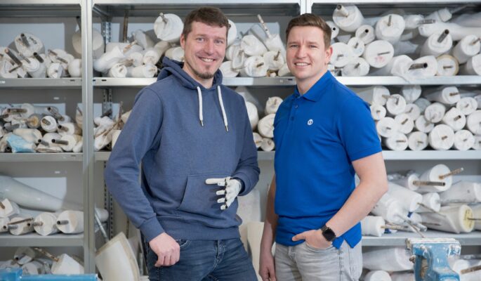 Sebastian Fenske (l.) und Orthopädietechnik-Meister Bernhard Oelßner (r.) in der Gipswerkstatt. Hier erarbeitet Bernhard Oelßner aus dem Gipsabdruck des Armstumpfes den Prothesenschaft für Sebastian Fenske. (Foto: BIV-OT/Stefan Hoyer)