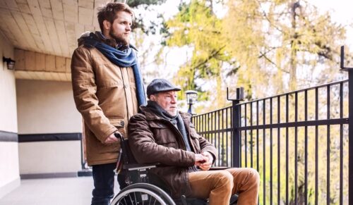 Die DAK-Pflegereport untersucht, wie sich die demographische Entwicklung auf das Pflegesystem auswirkt. (Foto: GettyImages-892779764/DAK-Gesundheit)