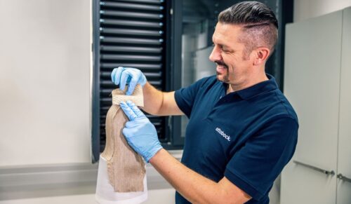 Flachsfasern sind eine nachhaltige Alternative zur Herstellung von Prothesenschäften. Ottobock bietet dazu einen Legeplan an, der erklärt, wie der Faserverbundwerkstoff verarbeitet wird. (Foto: Ottobock)