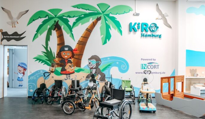 Strahlt bewusst keine klassische Sanitätshausatmosphäre aus: das neue Reha- und Orthopädietechnikzentrum für die Kinderversorgung „KiRO“ von Incort in Hamburg. (Foto: Incort)