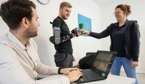 Ergo- und Physiotherapeuten können ihr Behandlungsspektrum durch die moderne Medizintechnik wirkungsvoll erweitern. (Foto: Matthias Hornung für Myomo)
