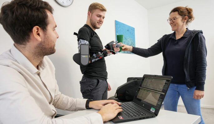 Ergo- und Physiotherapeuten können ihr Behandlungsspektrum durch die moderne Medizintechnik wirkungsvoll erweitern. (Foto: Matthias Hornung für Myomo)