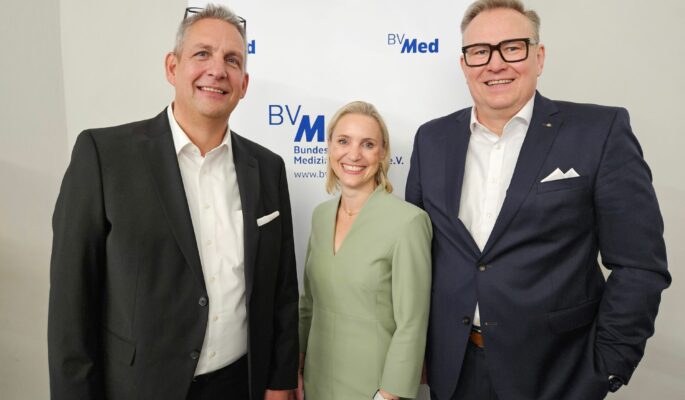 Der neue BVMed-Vorstandsvorsitzende Mark Jalaß (l.) zusammen mit seinen Stellvertretern Dorothee Stamm und Marc Michel (Foto: BVMed/Manfred Beeres)