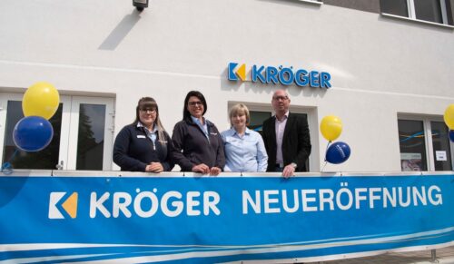 Das Team der Kröger-Filiale in Falkenberg auf einen Blick (v.l.): Die Medizinprodukteberaterinnen Selina Lokau, Kristin Fleißner und Verena Just sowie Mathias Stoppe, Prokurist und Bereichsleiter für die Filialen im Firmenverbund Kröger. (Foto: Rosalie Strauß-Arndt, Firmenverbund Kröger)
