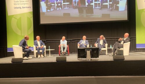 Eröffneten die OTWorld 2024 offiziell (v.l.): Moderator Henning Quanz, Ingo Pfefferkorn (Vorsitzender des Programm- und Workshopkomitees), David Constantine (Präsident der ISPO), Prof. Dr. Thomas Wirth (Vorsitzender des Programm- und Workshopkomitees), Martin Buhl-Wagner (Geschäftsführer der Leipziger Messe) und BIV-OT-Präsident Alf Reuter. (Foto: Redaktion)