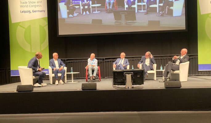 Eröffneten die OTWorld 2024 offiziell (v.l.): Moderator Henning Quanz, Ingo Pfefferkorn (Vorsitzender des Programm- und Workshopkomitees), David Constantine (Präsident der ISPO), Prof. Dr. Thomas Wirth (Vorsitzender des Programm- und Workshopkomitees), Martin Buhl-Wagner (Geschäftsführer der Leipziger Messe) und BIV-OT-Präsident Alf Reuter. (Foto: Redaktion)