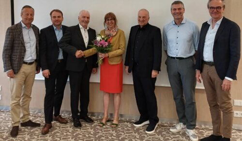 Vorstand 2024 und Geschäftsführerin verabschieden sich vom ehemaligen stellvertretenden Vorsitzenden Michael Ullrich (v. l. n. r.): Dirk Treiber (medi GmbH), Vorsitzender Jürgen Gold (Julius Zorn GmbH), Michael Ullrich, Geschäftsführerin Oda Hagemeier, Rainer Berthan (Bauerfeind AG), Stefan Geiselbrechtinger (Oped GmbH), Walter Michael Leuthe (Sporlastic GmbH) (Foto: Eurocom)