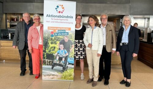 Aktionsbündnis für bedarfsgerechte Heil -und Hilfsmittelversorgung und Gäste (v.l.): Dr. M. Schmidt-Ohlemann, Christiana Hennemann (Rehakind), Dr. Mona Dreesmann (SPZ Potsdam), Dr. Carmen Lechleuthner (Initiatorin), Prof. Dr. Rüdiger Krauspe (em. Orthopädische Universitätsklinik Düsseldorf), Brigitte Bührlen (Stiftung „Wir – für pflegende Angehörige“). (Foto: Aktionsbündnis/Rehakind)