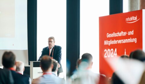 Detlef Möller, Aufsichtsratsvorsitzender der Rehavital Gesundheitsservice GmbH, eröffnete die Gesellschafterversammlung. (Foto: Rehavital)