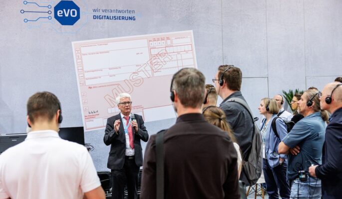 Thomas Münch erklärt beim Messerundgang die Verarbeitung der eVerordnung in den Branchensoftwares. (Foto: BIV-OT/Jens Schlüter)