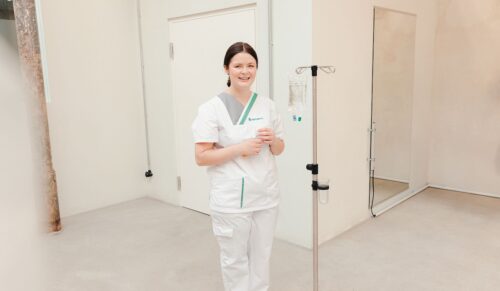 Lena Beister kann dank ihrer Hilfsmittelversorgung als Krankenschwester arbeiten. (Foto: Ottobock)