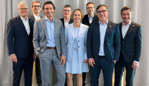 Aufsichtsrat und den Vorstand der Sanitätshaus Aktuell AG (v.l.): Martin Kemper, Hans Werner Scherer, Dr. Christian Gentner, Jörg Werner, Dr. Sonja Schaible, Dr. Martin Linnerz, Ulf Doster, Jörg Zimmermann. (Foto: Sanitätshaus Aktuell)