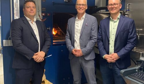 Dr. Fabian Bohnen (techn. Leiter bei Ofa Bamberg, l.), Geschäftsführer Rainer
Kliewe und Ferdinand Schmidmeier (Schmidmeier Naturenergie) vor der
Feuerbox der Biomasseanlage. (Foto: Ofa Bamberg)