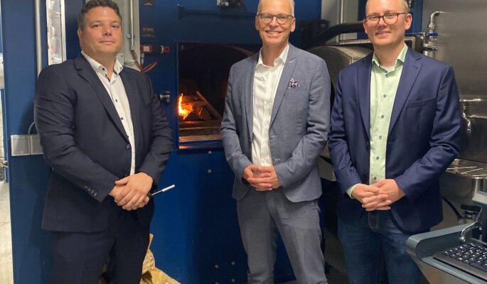 Dr. Fabian Bohnen (techn. Leiter bei Ofa Bamberg, l.), Geschäftsführer Rainer
Kliewe und Ferdinand Schmidmeier (Schmidmeier Naturenergie) vor der
Feuerbox der Biomasseanlage. (Foto: Ofa Bamberg)