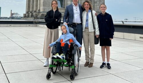 Machen in Berlin mit dem Aktionsbündnis für bedarfsgerechte Heil- und Hilfsmittelversorgung mobil: Dr. Carmen Lechleuthner und ihre Familie (Foto: Rehakind)