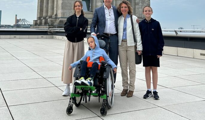 Machen in Berlin mit dem Aktionsbündnis für bedarfsgerechte Heil- und Hilfsmittelversorgung mobil: Dr. Carmen Lechleuthner und ihre Familie (Foto: Rehakind)