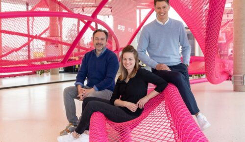 Daniel Schwanengrug, Product Marketing Manager Campaign Orthopaedics und Verantwortlicher für das Sport-Sponsoring bei Medi (l.), Marion Paßreiter und Stefan Messmang, beide Team-Vermarktung und Sponsorenmanagement beim DSV. (Foto: www.medi.de)