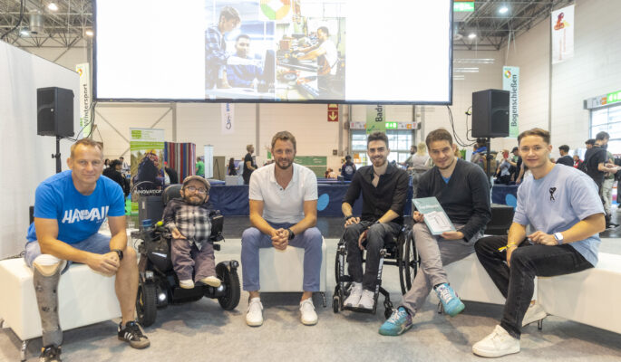 Raúl Krauthausen (Aktivist und Buchautor), Felix Streng (Botschafter Invictus Games), Moritz Brückner („Das ganz andere Leben“, Redner u. Motivationstrainer, Nachwuchskader der Rugby Nationalmannschaft), Jonas Karpa (Die neue Norm, Journalist, Sozialhelden), Stefan Palkowski, Fussballer der amputierten Mannschaft Fortuna u. Teilnehmer des Thriathlon Ironman Hawaii, etc. (Begleitet von Kapitän Jonas Lappe) (Foto: Rehacare)