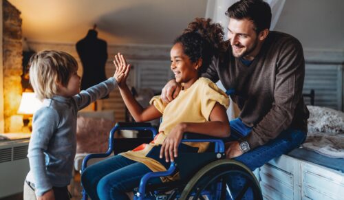 Symbolbild Kind in Rollstuhl (Foto: iStock)