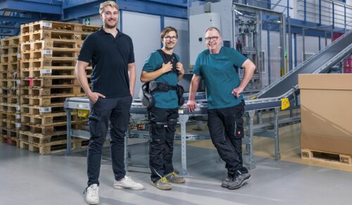 Medi setzt jetzt bei vielen Tätigkeiten auf die Unterstützung von Exoskeletten. Von links: Fabian Rauch (Leitung Lager) mit seinen Mitarbeitern Dustin Lerch und Thorsten Rambow. (Foto: Medi)