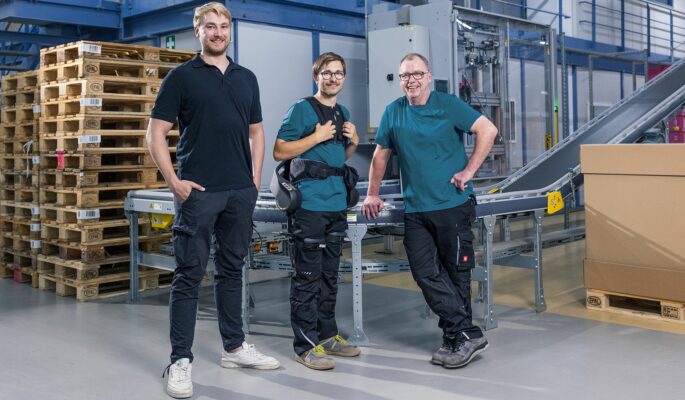 Medi setzt jetzt bei vielen Tätigkeiten auf die Unterstützung von Exoskeletten. Von links: Fabian Rauch (Leitung Lager) mit seinen Mitarbeitern Dustin Lerch und Thorsten Rambow. (Foto: Medi)