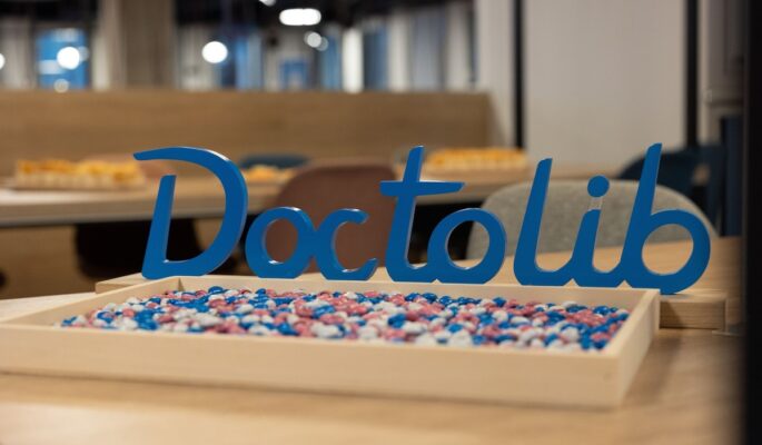 Doctolib geht in seinem aktuellen Health Report auf die Unterschiede und Gemeinsamkeiten von erfahrenen Ärzten und der neuen Generation ein. (Foto: Doctolib)