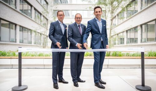 Mark Steinbach, Oberbürgermeister Thomas Kufen und Andreas Fischer eröffnen den neuen Opta Data Campus. (Foto: Opta Data Gruppe / Jakob Studnar)
