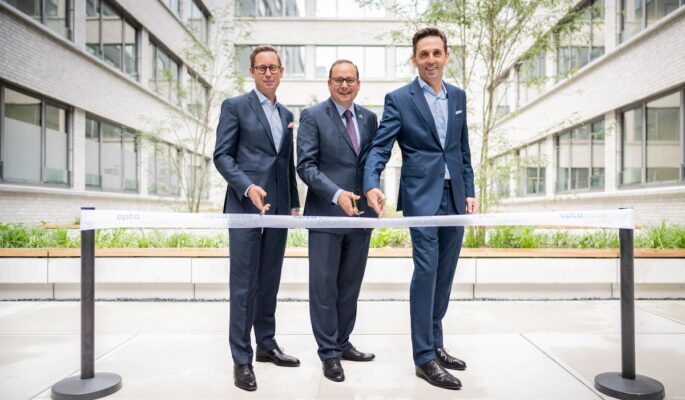 Mark Steinbach, Oberbürgermeister Thomas Kufen und Andreas Fischer eröffnen den neuen Opta Data Campus. (Foto: Opta Data Gruppe / Jakob Studnar)