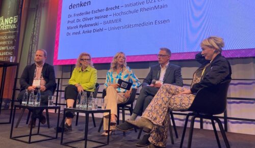 Diskutierten über digitale Lösungen (v.l.): Marek Rydzewski (Barmer), Dr. med. Anke Diehl (Universitätsmedizin Essen), Moderatorin Kristina Hentschel, Prof. Dr. Oliver Heinze (Hochschule Rhein-Main) und Dr. Frederike Escher-Brecht (Barmer/D21). (Foto: Redaktion)