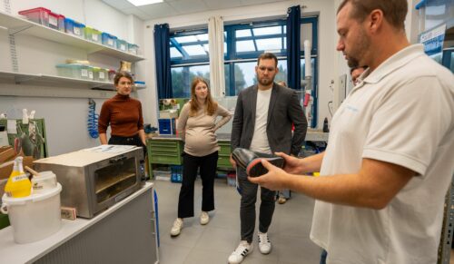 (v. l.) Carolin Scherer, Melanie Wegling und Daniel Baldy bekommen Kinder-Orthopädieschuh vorgeführt (Foto: Sanitätshaus Lammert Scherer)