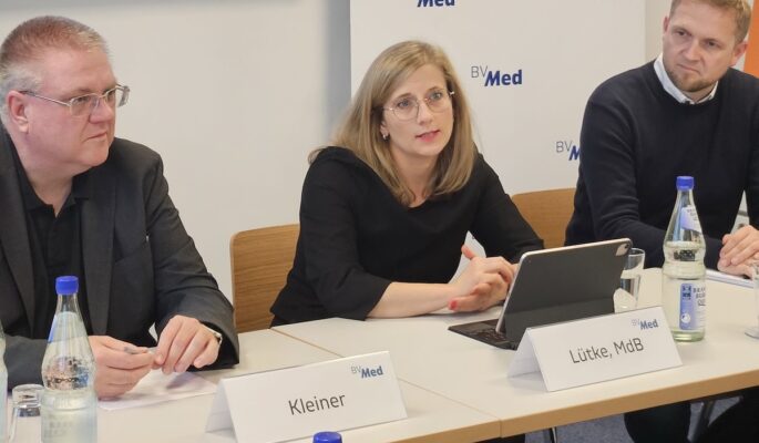 MdB Kristine Lütke beim BVMed-Gesprächskreis Gesundheit mit Björn Kleiner (l.) und Toni Zamzow, beide BVMed. (Foto: BVMed)
