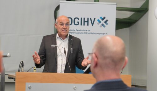 Prof. Dr. Wolfram Mittelmeier, Klinikdirektor der Orthopädischen Klinik und Poliklinik in Rostock und Vorstandsvorsitzender der DGIHV begrüßte die Teilnehmer der 7. Fachtagung der DGIHV. (Foto: BIV-OT/Abel)