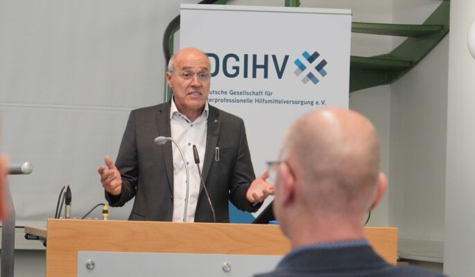 Prof. Dr. Wolfram Mittelmeier, Klinikdirektor der Orthopädischen Klinik und Poliklinik in Rostock und Vorstandsvorsitzender der DGIHV begrüßte die Teilnehmer der 7. Fachtagung der DGIHV. (Foto: BIV-OT/Abel)