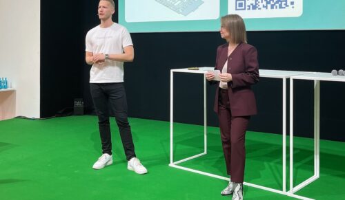 Wie digitale Tools den Arbeitsalltag von Sanitätsfachhändlern erleichtern können, erläuterte Valentin Kronreif von Anni.care. GP-Redakteurin Laura Klesper moderierte den Themenblock. (Foto: Redaktion)