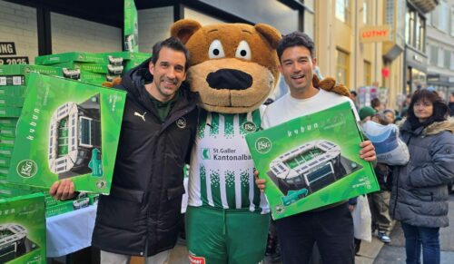 Claudio Minder und Karl Müller bei der Übergabe der Geschenk-Sets. (Foto: Kybun Joya)