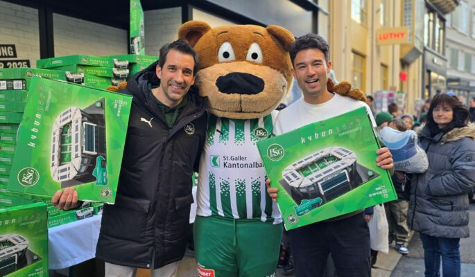 Claudio Minder und Karl Müller bei der Übergabe der Geschenk-Sets. (Foto: Kybun Joya)