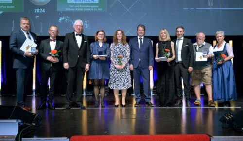 Im Kreis der Gewinner des „Großen Preis des Mittelstandes“: Innendienstmitarbeiterin Sarah Witt (4.v.l.) und Personalleiterin Stephanie Schurich (5.v.l.), beide Rehaform GmbH (Foto: Susanne Kurz/Oskar-Patzelt-Stiftung)