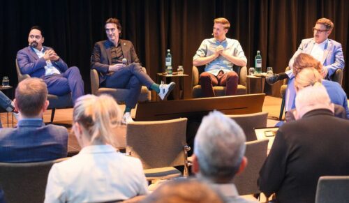 Diskutierten mit Moderator Sebastian Messerschmidt (nicht im Bild) auf dem Symposium der Sanitätshaus Aktuell AG (v.l.): Kishor Sridhar, Christian Gentner, Dennis Fischer, Ulf Doster (Foto: Kerstin Niesen/Sanitätshaus Aktuell AG)