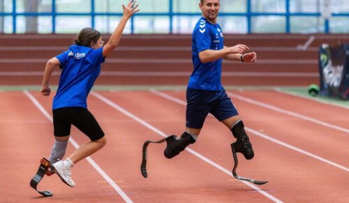 Fangen spielen mit Paralympics-Star Johannes Floors (Foto: Mika Volkmann)