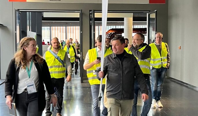 Der GesundheitsProfi-Geschäftsführer Holger Knapp führte die Gruppe mit großer Freude von Stand zu Stand. (Foto: Redaktion)