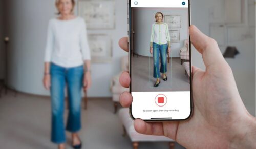 Die Lindera Mobilitätsanalyse-App nutzt Smartphone-Kameras zur Bewegungsanalyse und kombiniert diese mit einem digitalen Fragebogen, um Sturzrisikofaktoren zu erfassen. (Foto: Lindera)