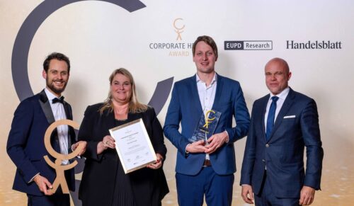 Offizielle Preisverleihung auf dem Petersberg (v.l.): Steffen Klink (COO EUPD Research), Katrin Willi-Rock (Bereichsleitung People & Culture Opta Data), Nico Peitzmann (Leitung CSR & Benefits Opta Data), Markus A.W. Hoehner (Founder & CEO EUPD Research)  Foto: EUPD Research/Wenski