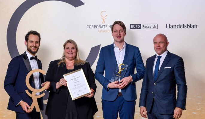 Offizielle Preisverleihung auf dem Petersberg (v.l.): Steffen Klink (COO EUPD Research), Katrin Willi-Rock (Bereichsleitung People & Culture Opta Data), Nico Peitzmann (Leitung CSR & Benefits Opta Data), Markus A.W. Hoehner (Founder & CEO EUPD Research)  Foto: EUPD Research/Wenski