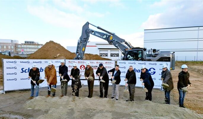 Spatenstich bei Schaub. Der Startschuss für das neue Logistikzentrum ist gefallen. (Foto: Sanitätshaus Schaub)