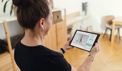 Eine Frau beim Training mit eCovery auf ihrem Tablet. (Foto: eCovery)