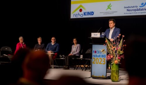 Der Beauftragte der Bundesregierung für die Belange von Menschen mit Behinderung und Schirmherr des Kongresses, Jürgen Dusel, eröffnete den Focus CP-Rehakind Kongress 2023. (Foto: Rehakind)